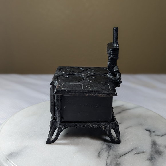 Vintage Miniature Cast Iron Cook Stove From Queen - Picture 2 of 9